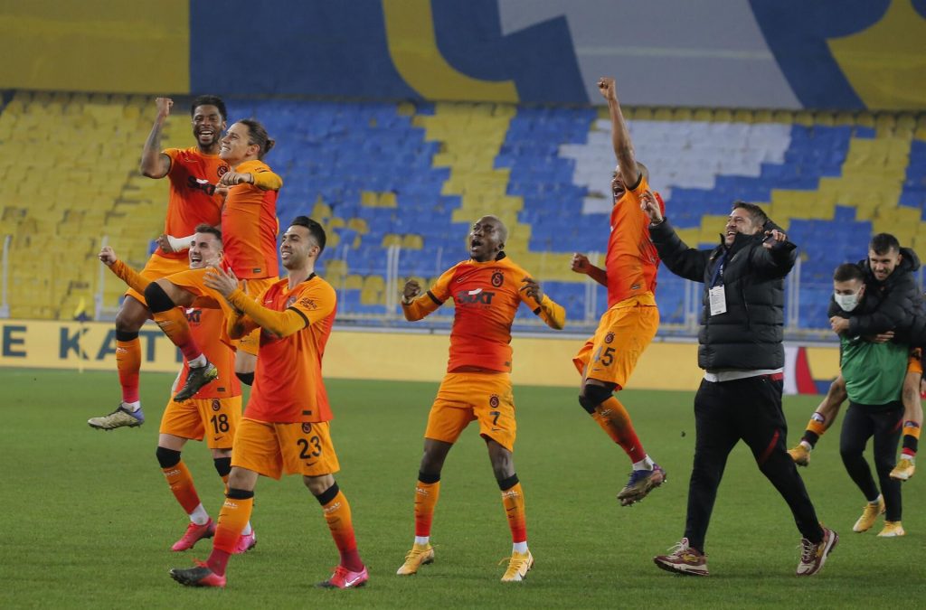 galatasarayda bir oyuncu gelicek bir oyuncu gidicek 3buyukler