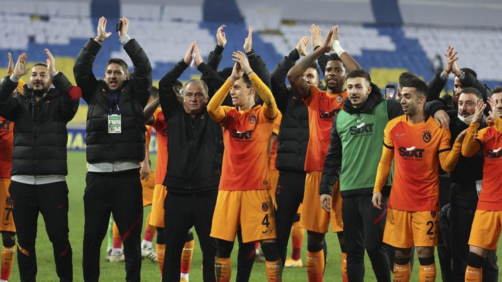 galatasarayda trnasfer sezonunda sira imzalarda 3buyukler