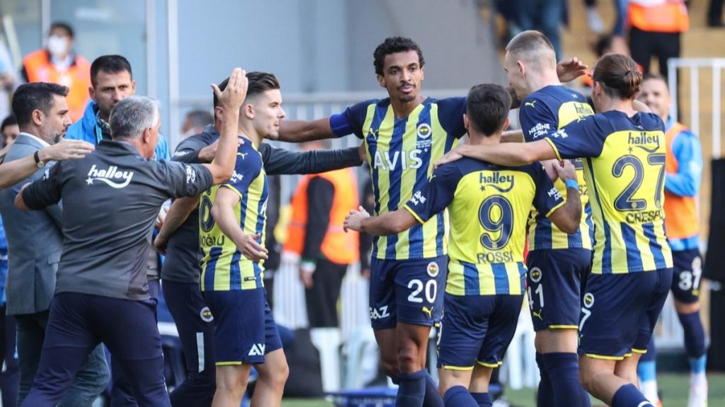 3buyukler fenerbahce 19 puanla super lig lideri.2