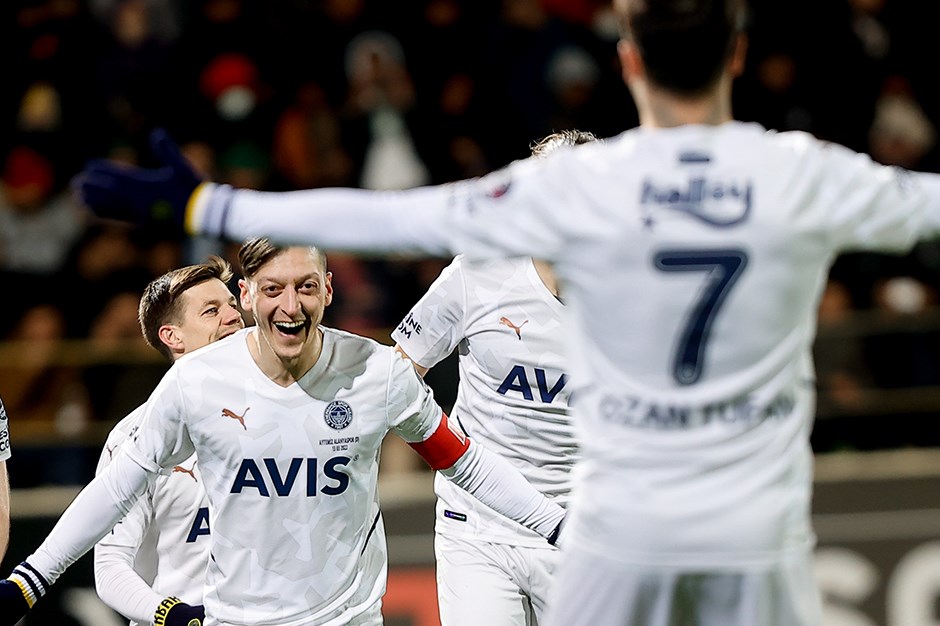 3buyukler fenerbahcede kadro disi belirsizligi1