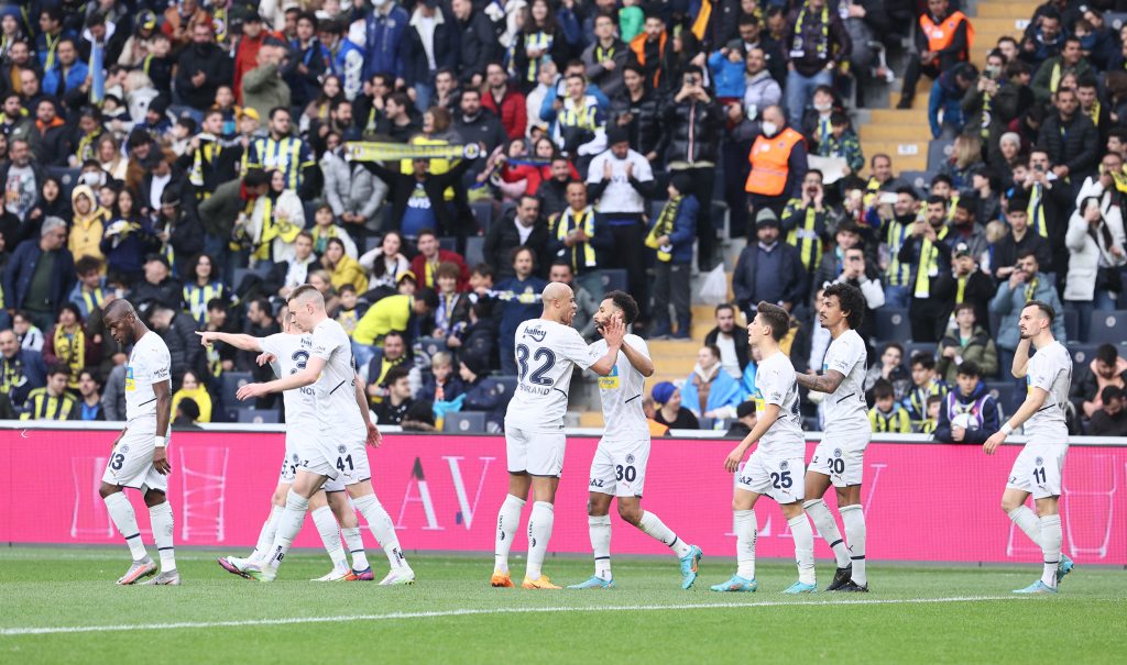 3buyukler fenerbahcenin macindan baris cikti2
