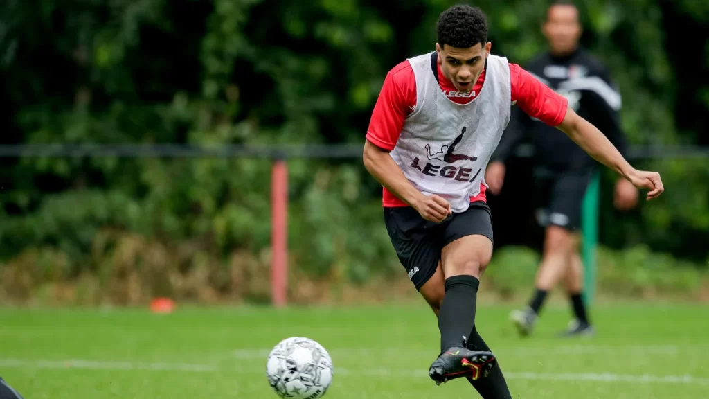 3buyukler galatasaray iki yerli futbolcuyu kadrosuna katmak adina calisiyor