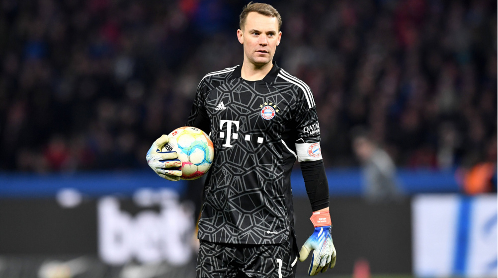 3buyukler bayern munih in kalecisi manuel neuer eldivenleri giymeye hazir